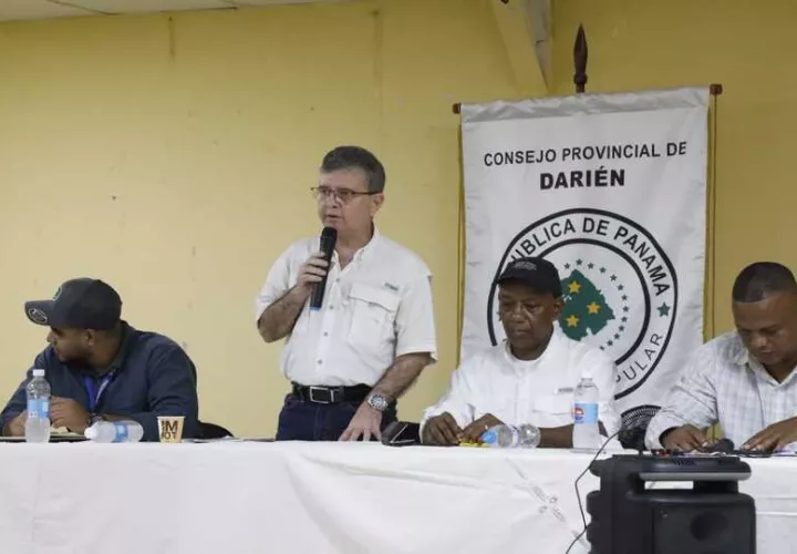 El ministro encargado de Ambiente, Oscar Vallarino durante su gira por Darién. Foto: Cortesía 