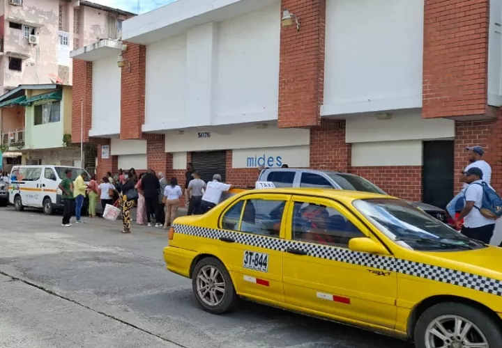 La entrada principal de la institución se mantuvo cerrada, hasta que se logró un acuerdo. Foto: Diomedes Sánchez . 