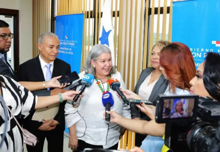 Beatriz Carles, ministra del Mides, junto al viceministro, Ricardo Landero, y la directora de inclusión y desarrollo social, Magalis Araúz. Cortesía