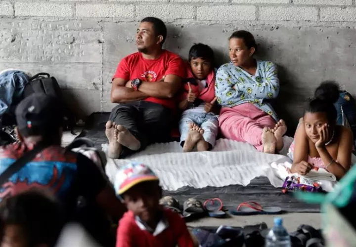 Migrantes de diversas nacionalidades toman un descanso en su paso por la ciudad de Puebla (México). Foto: EFE
