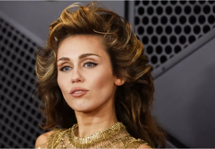 Miley Cyrus en la 66a ceremonia anual de los Premios Grammy 2024. Foto: EFE / EPA / Caroline Brehman