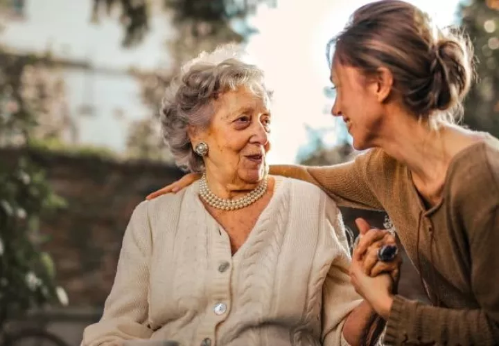 Las adultas mayores necesitan socializar y evitar el aislamiento.