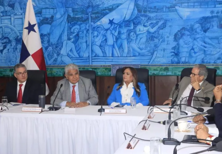El presidente, José Raúl Mulino, se reunió con los jefes de bancada. Foto: Cortesía