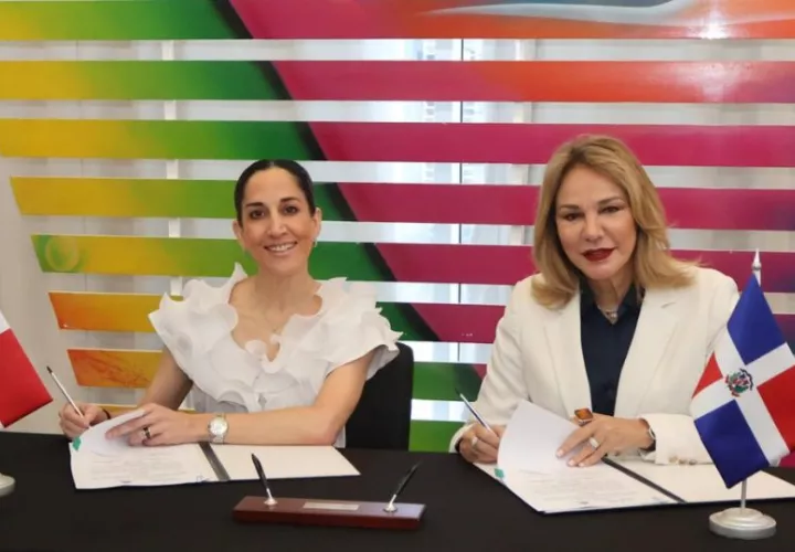 La ministra de Cultura de Panamá, María Eugenia Herrera, junto a su homóloga dominicana, Milagros Germán. Foto: Cortesía