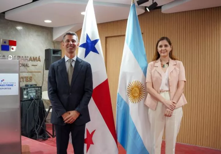 Miguel Ordóñez, director de Pandeportes (izq.) y Sandra Pitta, embajadora de Argentina en Panamá. Foto: Pandeportes