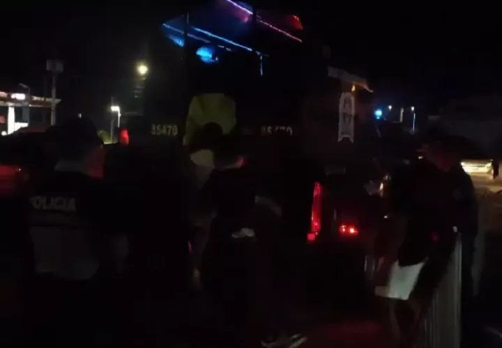 En total fueron aprehendidas unas 24 personas las cuales fueron trasladadas a una estación de policía. Foto: Eric Montenegro 