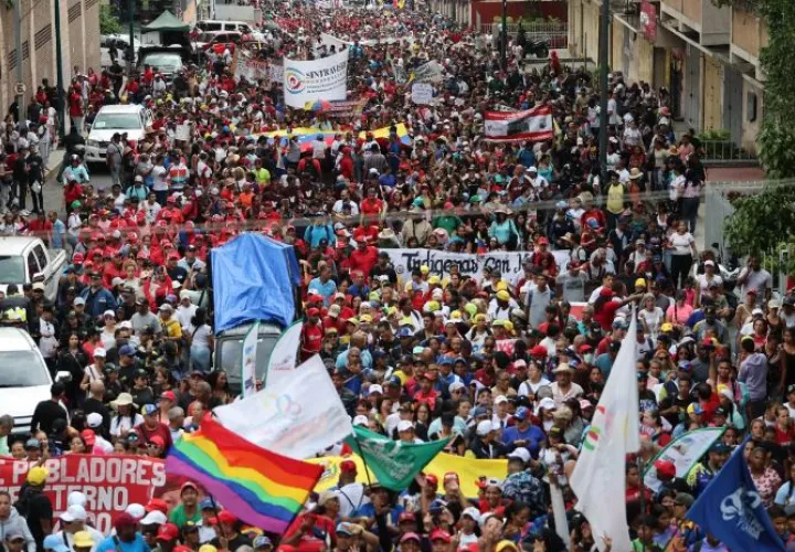 Venezolanos a favor y en contra del Gobierno se pronuncian en las calles. Foto: EFE