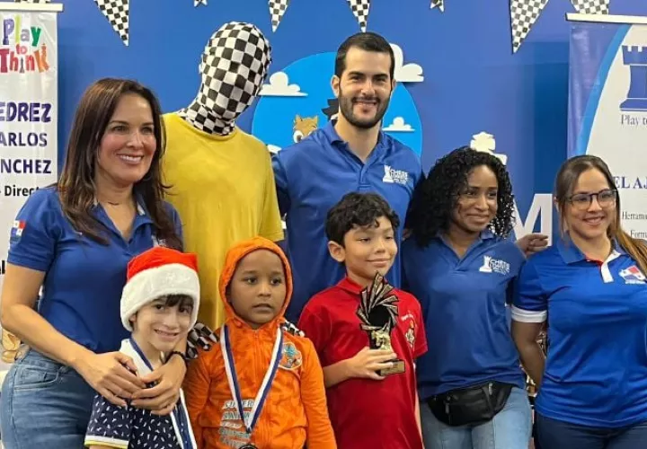 Rey Enigma con jugadores de ajedrez. Foto: Cortesía