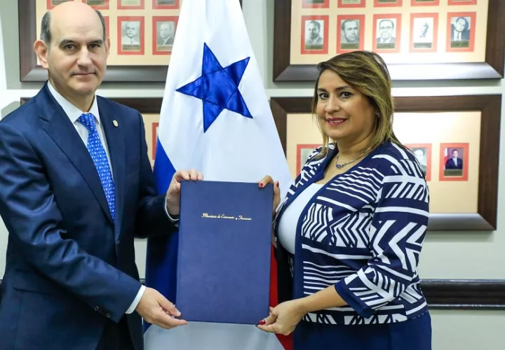 Saquina Jaramillo, directora de la LNB, junto al ministro del MEF, Felipe Chapman. Foto: Cortesía
