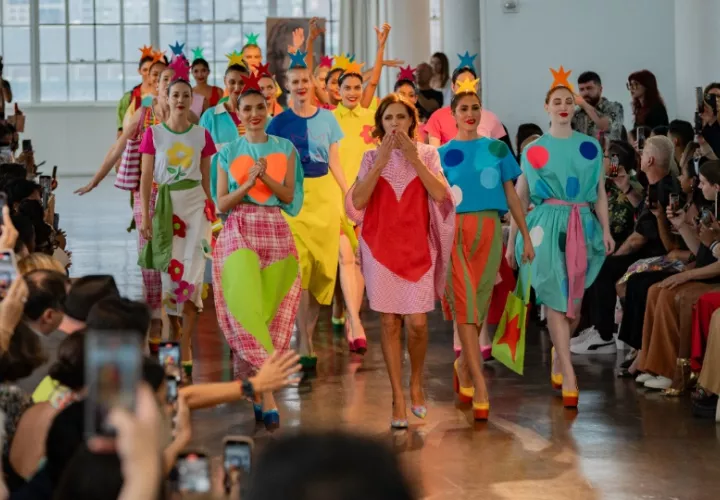 La diseñadora Ágatha Ruiz de la Prada (c) en un desfile de su marca en la edición de 2023. Foto: EFE/ Ángel Colmenares