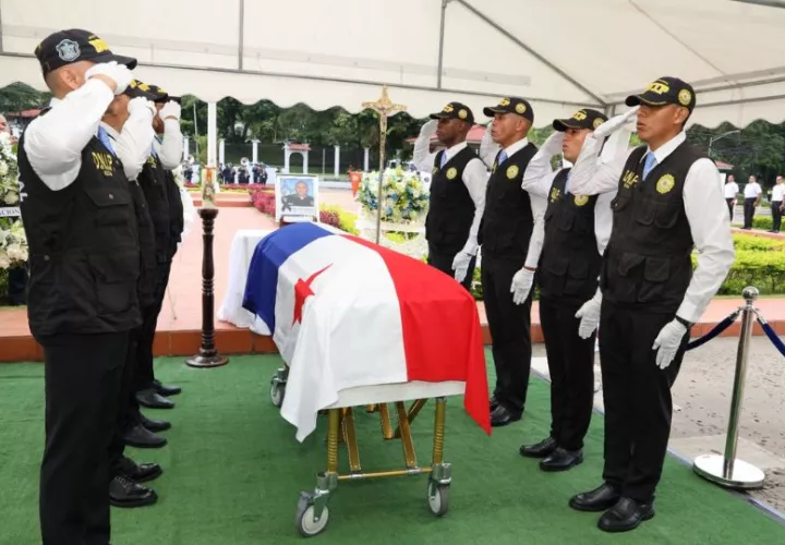 Jonathan Espinoza Córdoba fue escoltado por una calle de honor integrada por sus compañeros. Foto: Cortesía