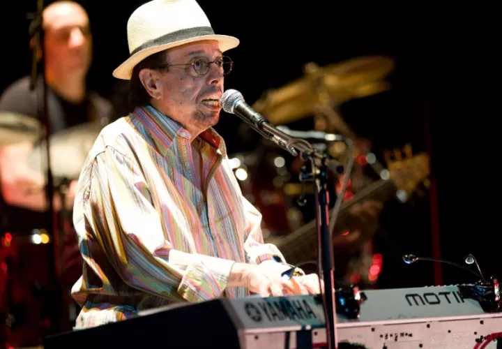 El pianista y productor musical brasileño Sérgio Mendes en un concierto en Budapest (Hungría). Foto: EFE / Tamas Kovacs