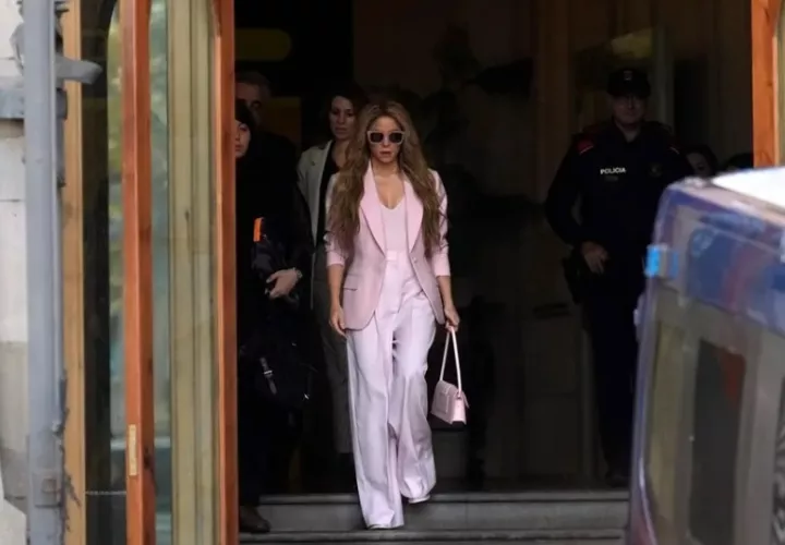 La cantante Shakira a su salida de la Audiencia de Barcelona. Foto: EFE / Enric Fontcuberta