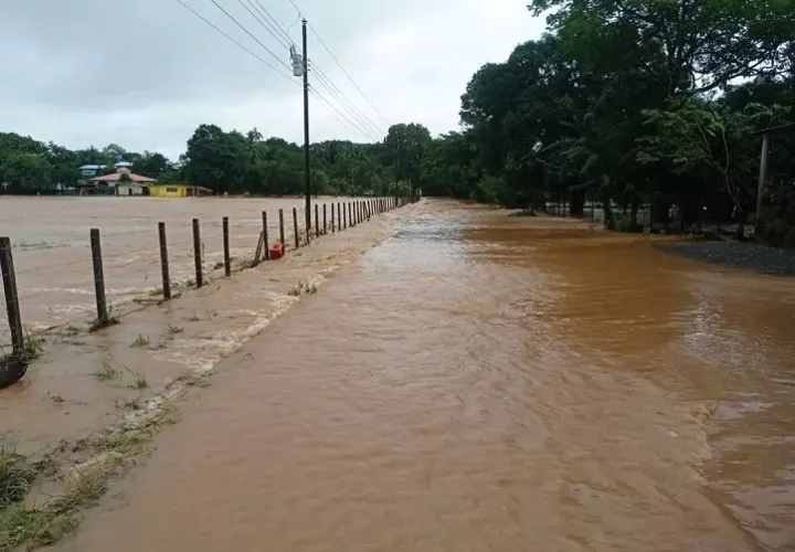 Una de las recomendaciones es no cruzar ríos, ni quebradas acrecentadas. Foto: Sinaproc