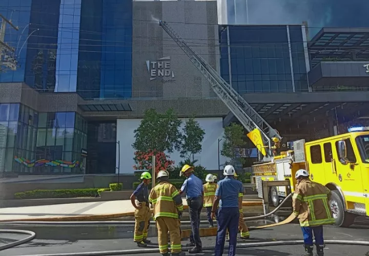 Más de cinco hora mantuvo el fuego ocupado a los bomberos. Foto: Cortesía