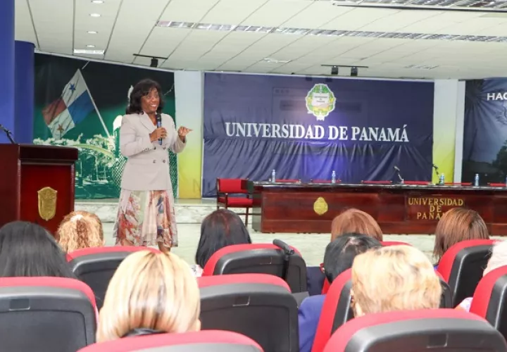 La ministra Lucy Molinar autorizó que las direcciones regionales sean puestas a concurso. Foto: Cortesía Meduca
