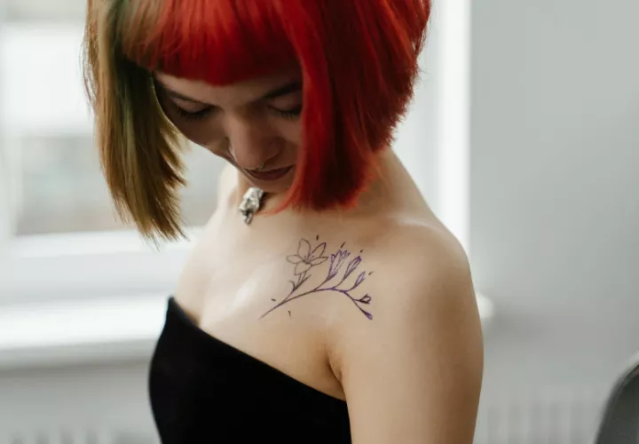 Los tatuajes de línea fina son tendencia. Foto: Cotton Bro Studio