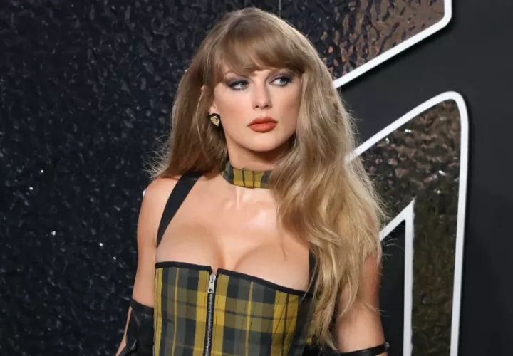 Taylor Swift posa durante la alfombra roja de los MTV Video Music Awards 2024. Foto:  EFE / Octavio Guzmán