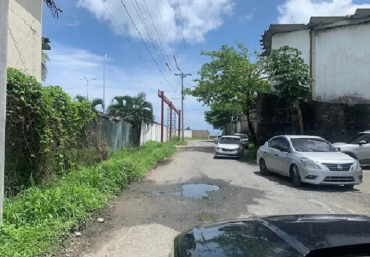 Al área no solamente llegan camiones cisterna, sino que también entran por la angosta calle contenedores pesados. Foto: Diomedes Sánchez S. 