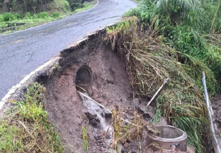 Vía a punto de colapsar debido a la socavación y las fuertes lluvias en el sector de Alto de Las Guerras, Tierras Altas-Volcán. Foto. Sinaproc