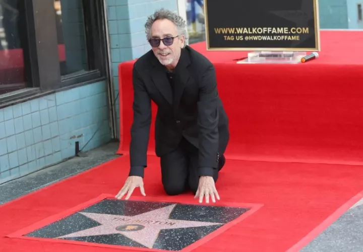 Tim Burton junto a su estrella en el Paseo de la Fama de Hollywood en Los Ángeles, California (EE.UU.). Foto: EFE / Nina Prommer
