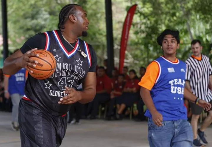 Joey 'Hot Rod' De La Rosa del equipo de baloncesto Harlem Globetrotters, participa durante un juego de exhibición contra el equipo de Olimpiadas Especiales de Panamá. Foto:EFE