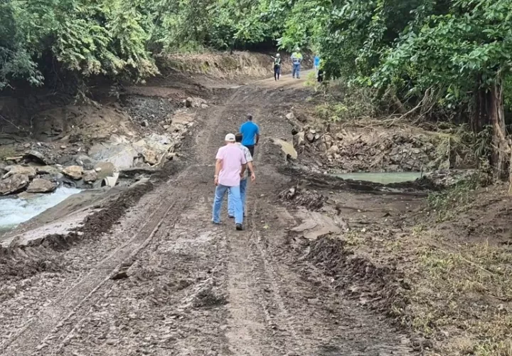  El vado  destruido dejó sin comunicación vial a las comunidades como El Hato y Llano Abajo. Foto: Thays Domínguez