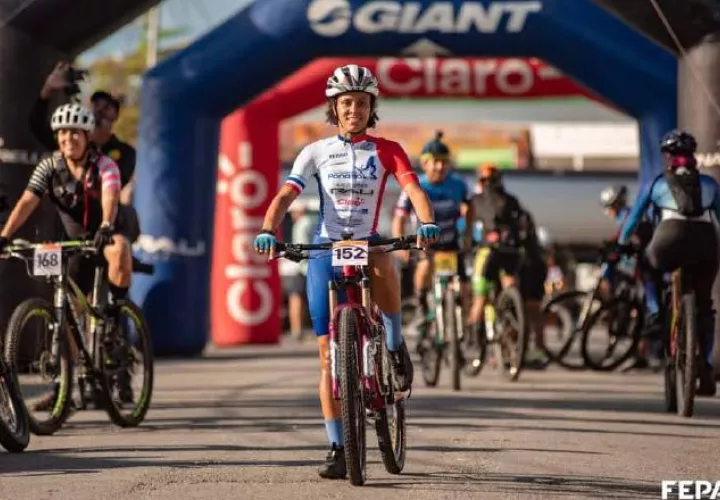 Vaneska Domínguez, en una carrera de ciclismo con el equipo panameño. Foto: Fepaci