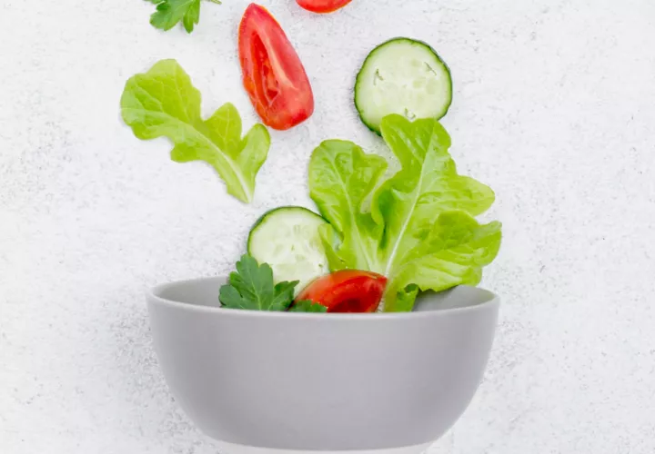 Las ensaladas son una forma práctica de disfrutar de las texturas y sabores de los vegetales. Foto: Ilustrativa / Freepik
