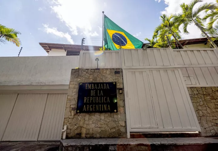  Fotografía de archivo que muestra la bandera de Brasil izada en la Embajada de Argentina en Caracas. Foto: EFE