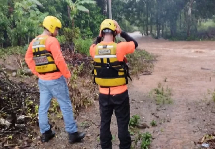 Monitoreos en diferentes ríos y quebradas acrecentadas en el sector de San Andrés, en Soná. Foto. Sinaproc