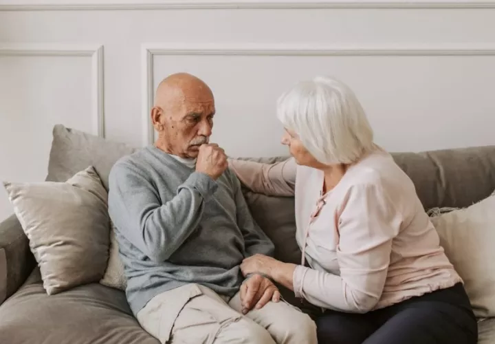 Los adultos de más de 60 años son vulnerables a este virus, por el proceso de envejecimiento del sistema inmunológico, sus las defensas se debilitan con la edad. 