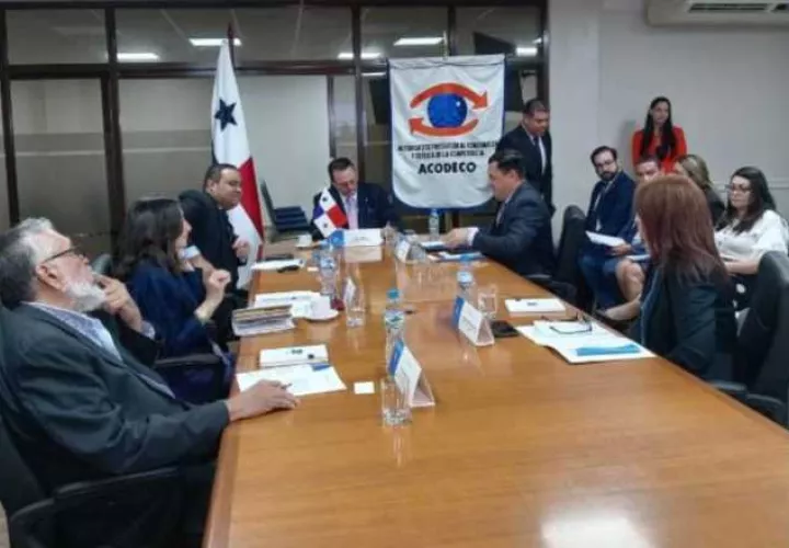La reunión se realizó en la sede de la Acodeco ayer, jueves. Francisco Rodríguez.