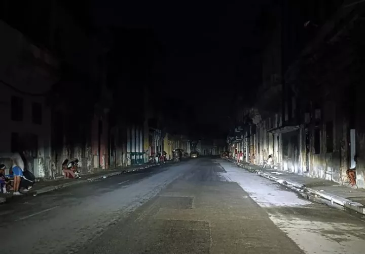  Personas permanecen fuera de sus casas durante un apagón en La Habana. Foto: EFE