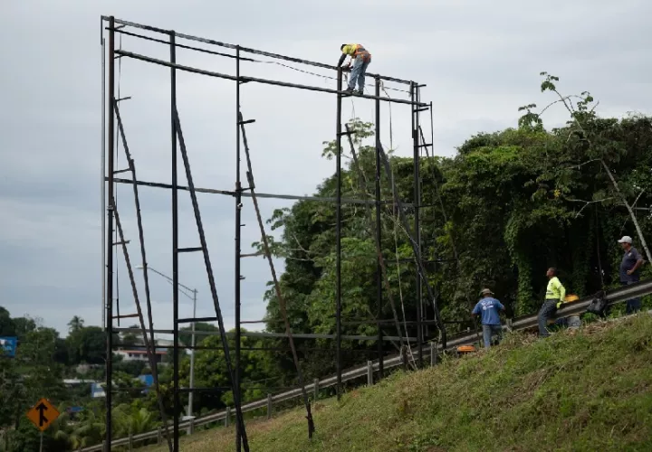 El objetivo es que todos los dueños de vallas publicitarias sean notificados y concedido un plazo de 90 días para saldar deudas pendientes. Foto. Eric Montenegro
