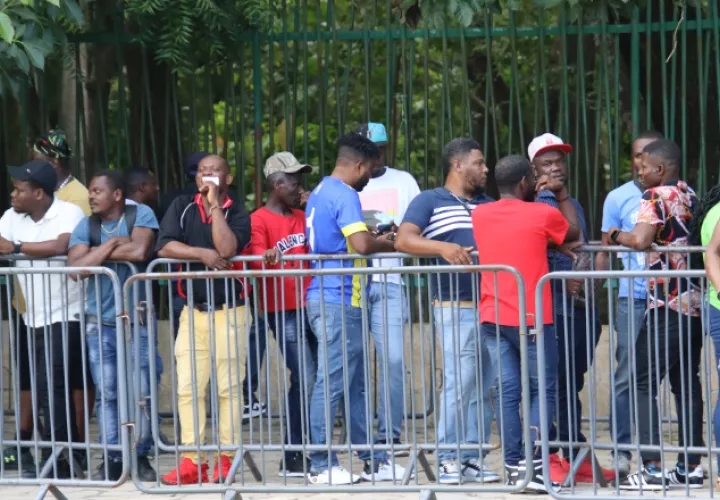 Migrantes hacen fila para resolver su situación migratoria en Tapachula  en Chiapas (México).  EFE