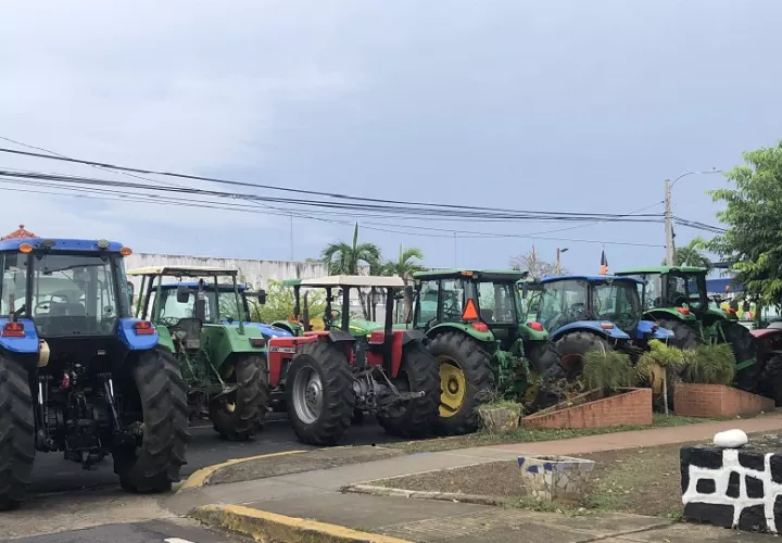 Durante el mes de mayo, por espacio de 15 días, los maiceros realizaron protestas en Las Tablas, y mantuvieron sus equipos de trabajo en las vías en señal de protesta. Foto. Thays Domínguez