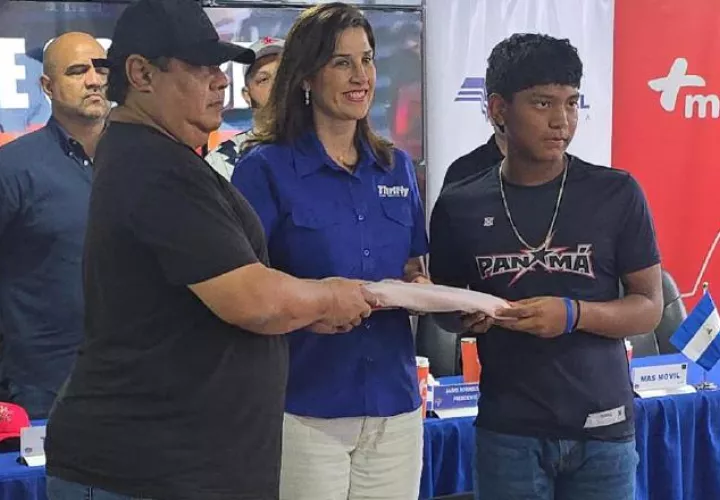 Yuriel García recibió la bandera nacional.