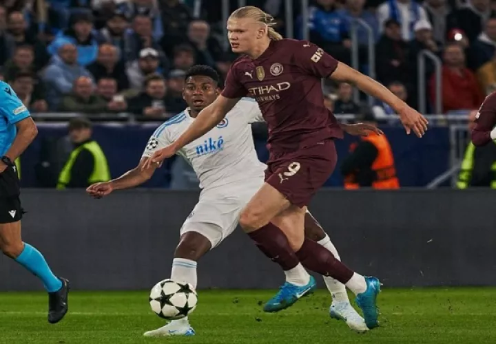  El panameño César Blackman, del Slovan Bratislava, marca a Erling Haaland  del Manchester City. Foto: Instagram