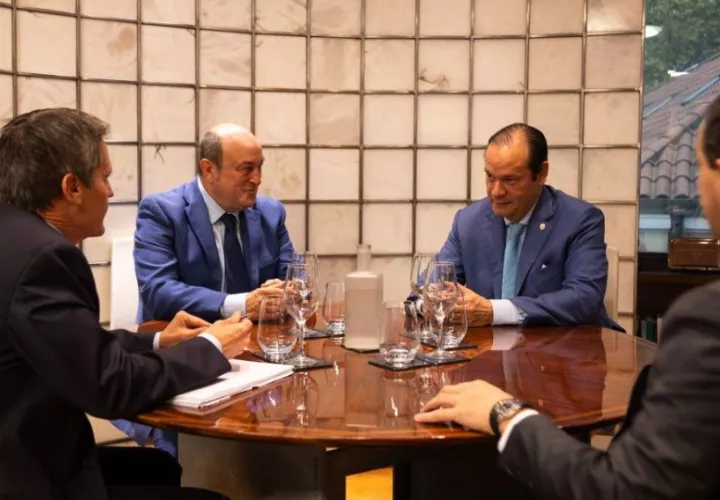 El canciller Javier Martínez-Acha Vásquez viajó este fin de semana a España. Foto: Cortesía