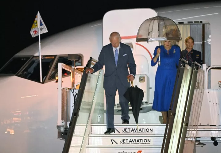 Britain's King Charles III (L) and Queen Camilla arrive at Sydney International Airport in Sydney, Australia, 18 October 2024. Foto: EFE / EPA / Dean Lewins 