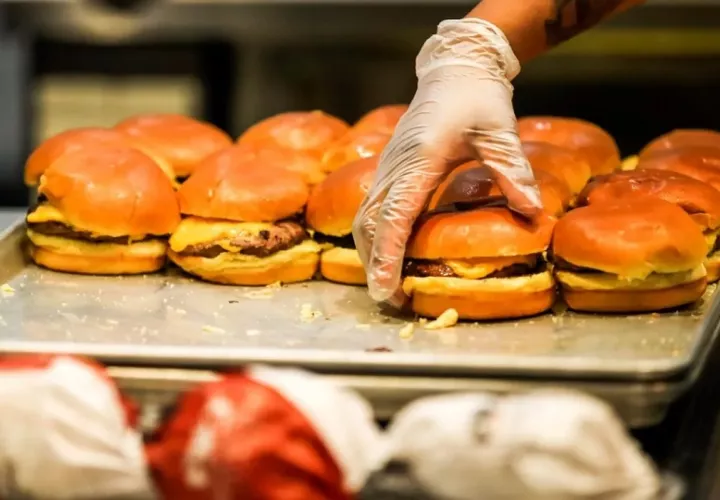 En EE.UU. se reportó contaminación en las carnes para hamburguesa. Foto: EFE