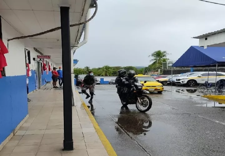 El incidente ocurrió en la comunidad 11 de octubre, donde, en medio de un “parking”, se escucharon varios disparos. Foto. Diomedes Sánchez