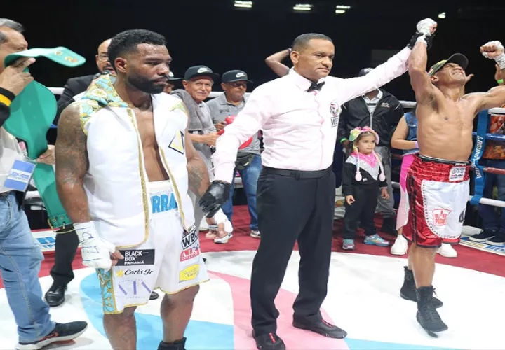 Ricardo 'El Científico' Núñez, festeja su triunfon contra Jezreel Corrales. Foto: Cortesía