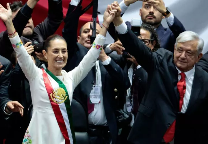 La presidenta de México Claudia Sheinbaum acompañada del mandatario saliente, Andrés Manuel López Obrador. Foto: EFE