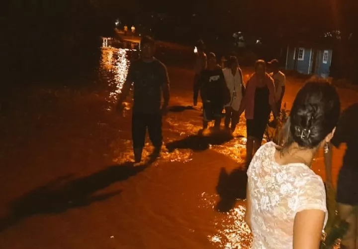 Hubo evacuaciones en cayuco en el área de Coclé del Norte. Foto. Sinaproc.