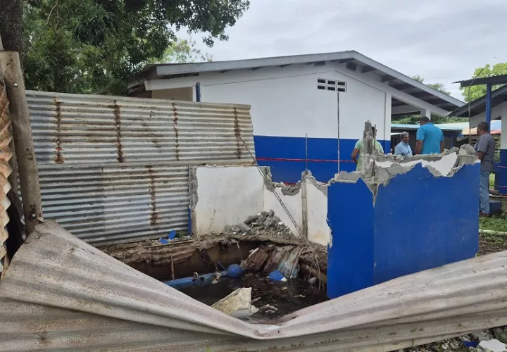 El colapso de la vieja estructura de un baño ha intensificado los temores de la comunidad educativa. Foto: Thays Domínguez