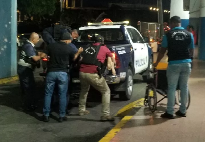 Las autoridades realizan las investigaciones tras este hecho de violencia en esta populosa comunidad en las afueras de la ciudad de Colón.  Foto. Diomedes Sánchez