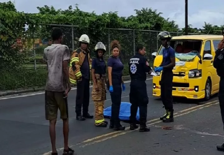 Todo el parabrisas quedó destruido, y a pocos metros quedó el cuerpo de esta persona, el cual fue cubierto con una sábana azul. Foto. Diomedes Sánchez