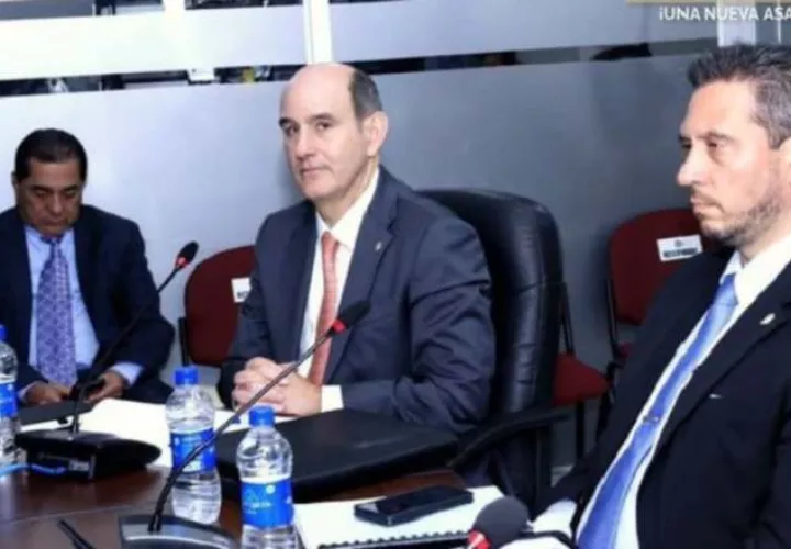 El pasado jueves, el ministro Felipe Chapman, entregó el presupuesto a la comisión del mismo nombre de la Asamblea Nacional.  Foto: Cortesía/ AN